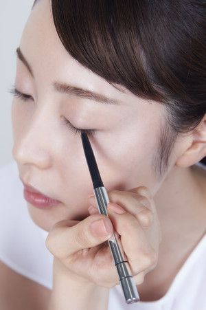 【BEAUTY TIPS】失敗しないアイライナーの引き方